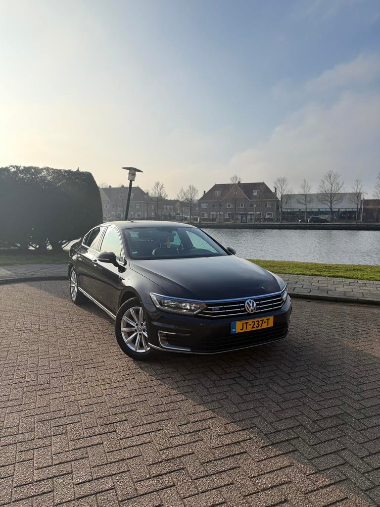 Volkswagen Passat GTE 2015 Zwart Nwe APK en Goed Onderhouden, Zwart, 4 cilinders, 1622 kg, Alcantara