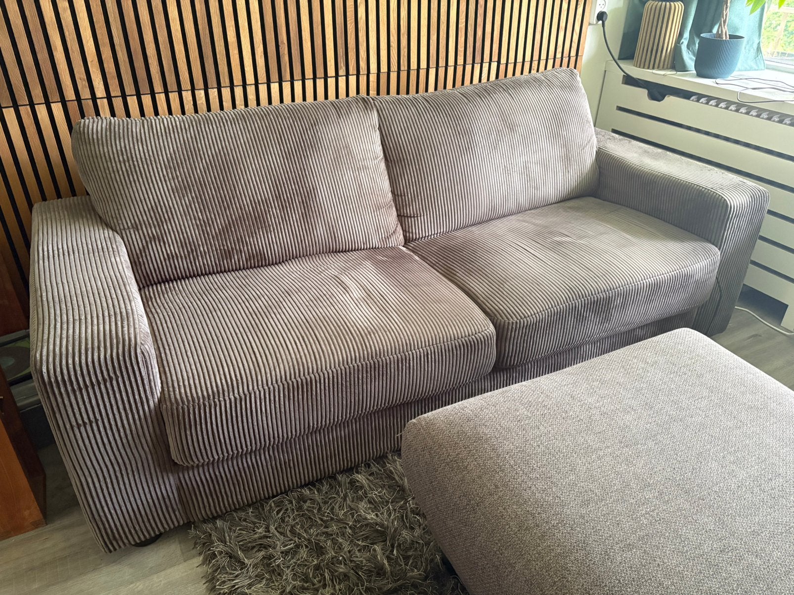Taupe 2 en 2,5 zits ribstof bankstel inclusief poef, Ophalen, Gebruikt, Stof