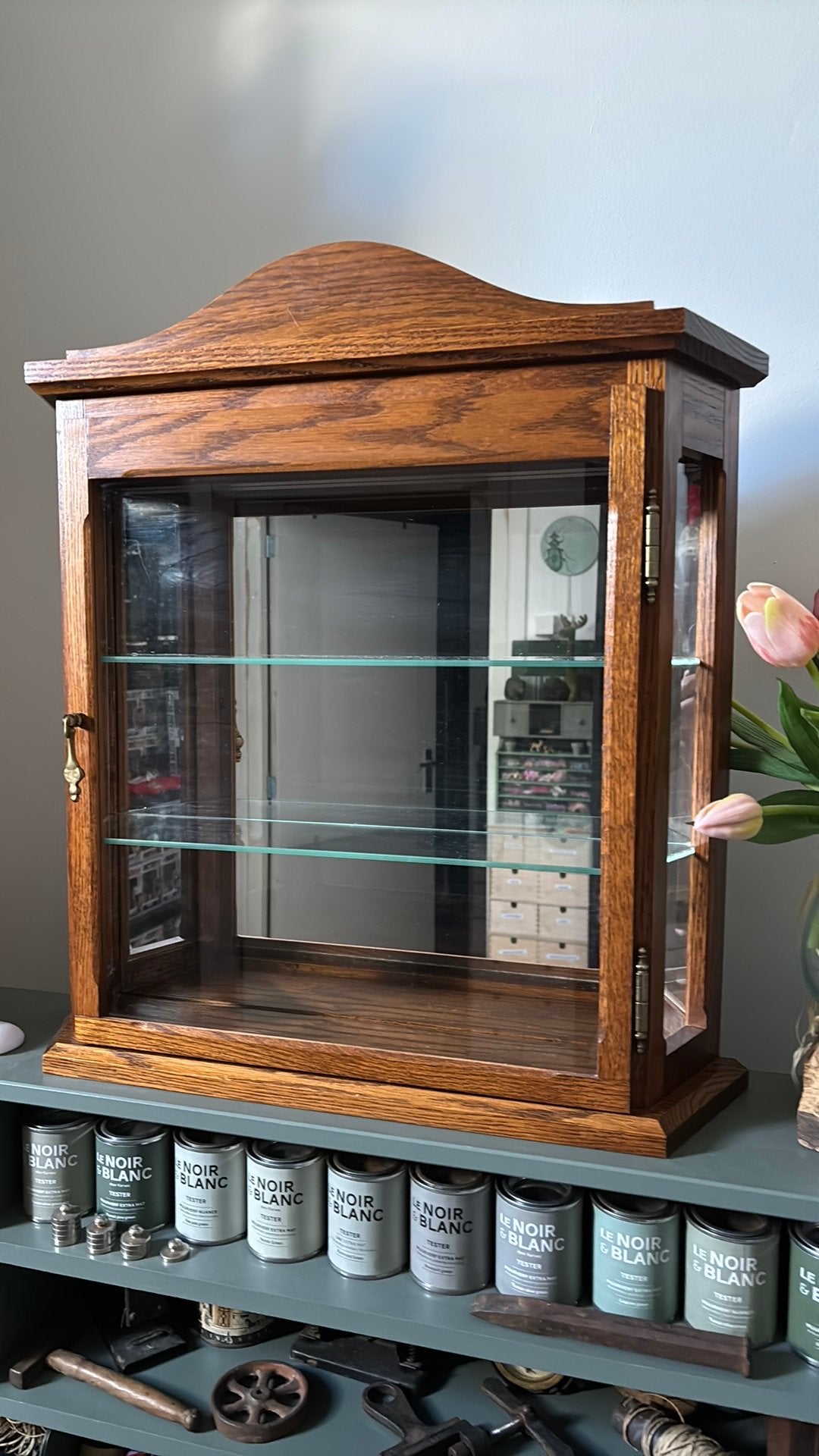 Bruin houten glazen vitrinekastje met glazen deur 55x50x12, Huis en Inrichting, Kasten | Vitrinekasten, Ophalen, Minder dan 50 cm