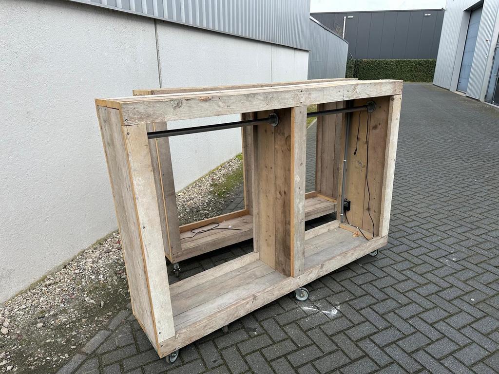 2 stijgerhouten kledingrekken, Ophalen, Met wielen, Zo goed als nieuw