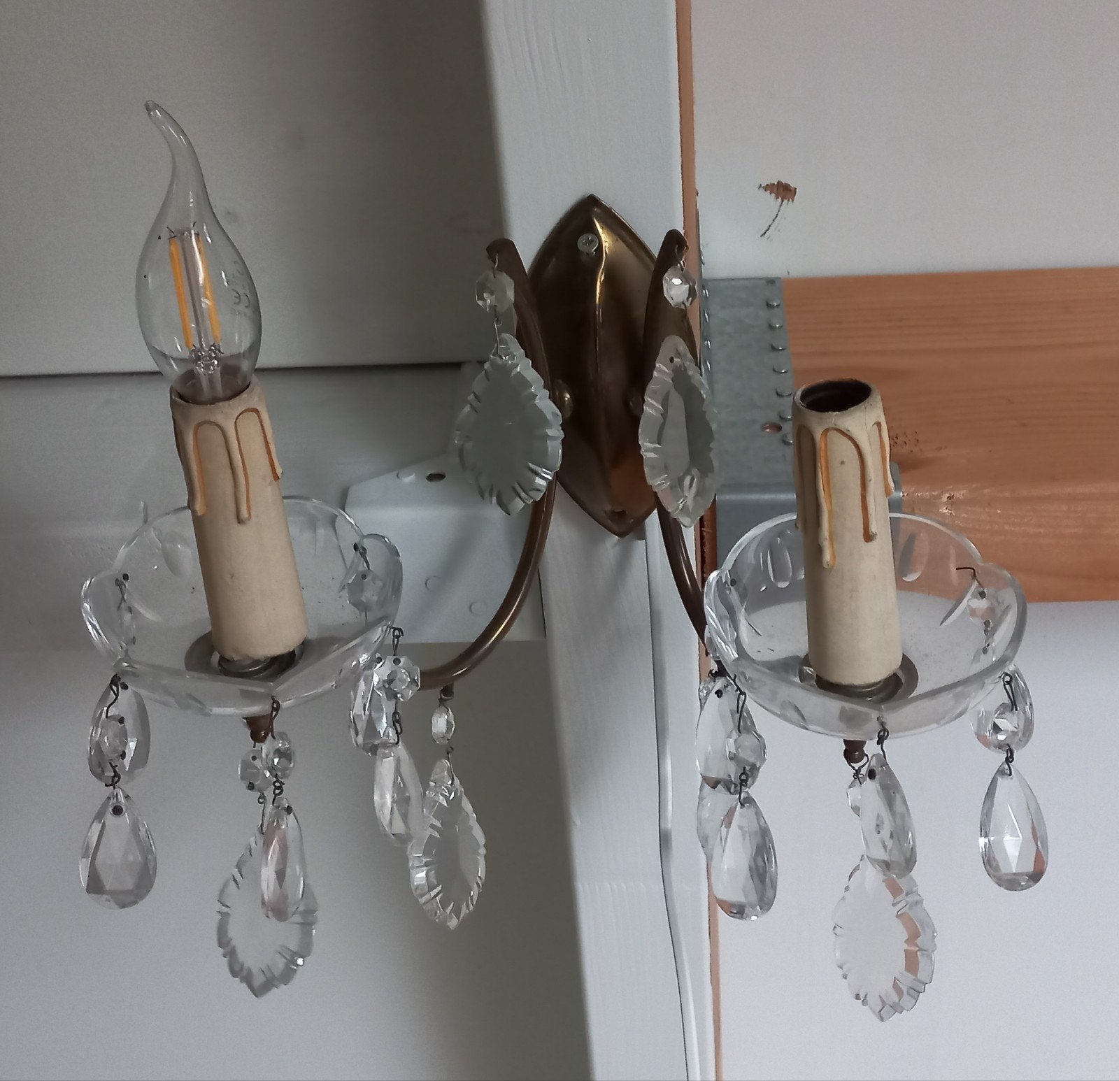 Te koop: 2 leuke 2-arms oude wandlampen., Ophalen, Gebruikt, Glas
