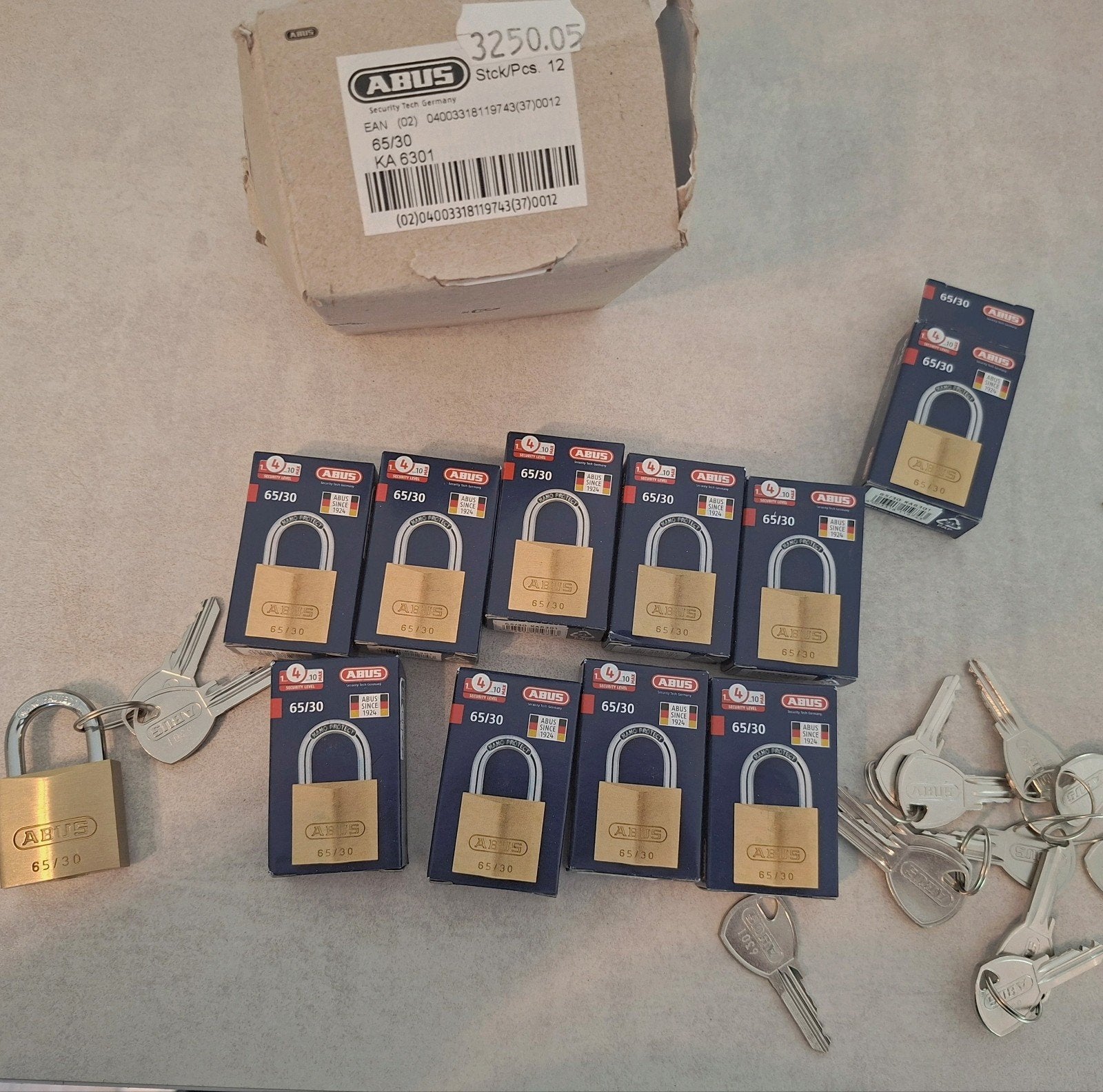 ABUS 65/30 gelijksluitend- 8 nieuwe hangsloten + sleutels, Ophalen of Verzenden, Nieuw, Koper of Messing, Slot