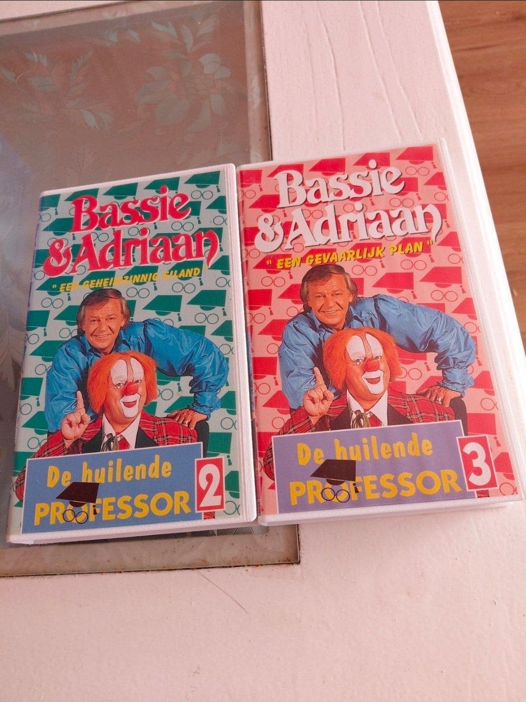 Bassie en Adriaan - De Huilende Professor deel 2 en 3 VHS., Cd's en Dvd's, Gebruikt, Spaans, Ophalen of Verzenden, Kinderprogramma of -film