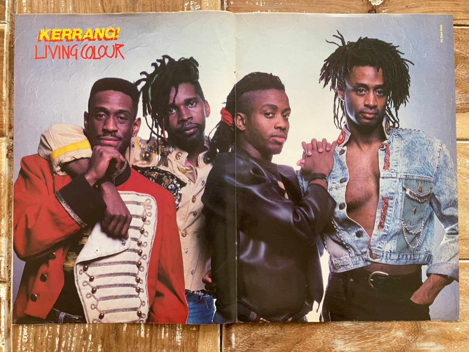 A3 Poster LIVING COLOUR, Ophalen of Verzenden, Zo goed als nieuw, A1 t/m A3, Muziek