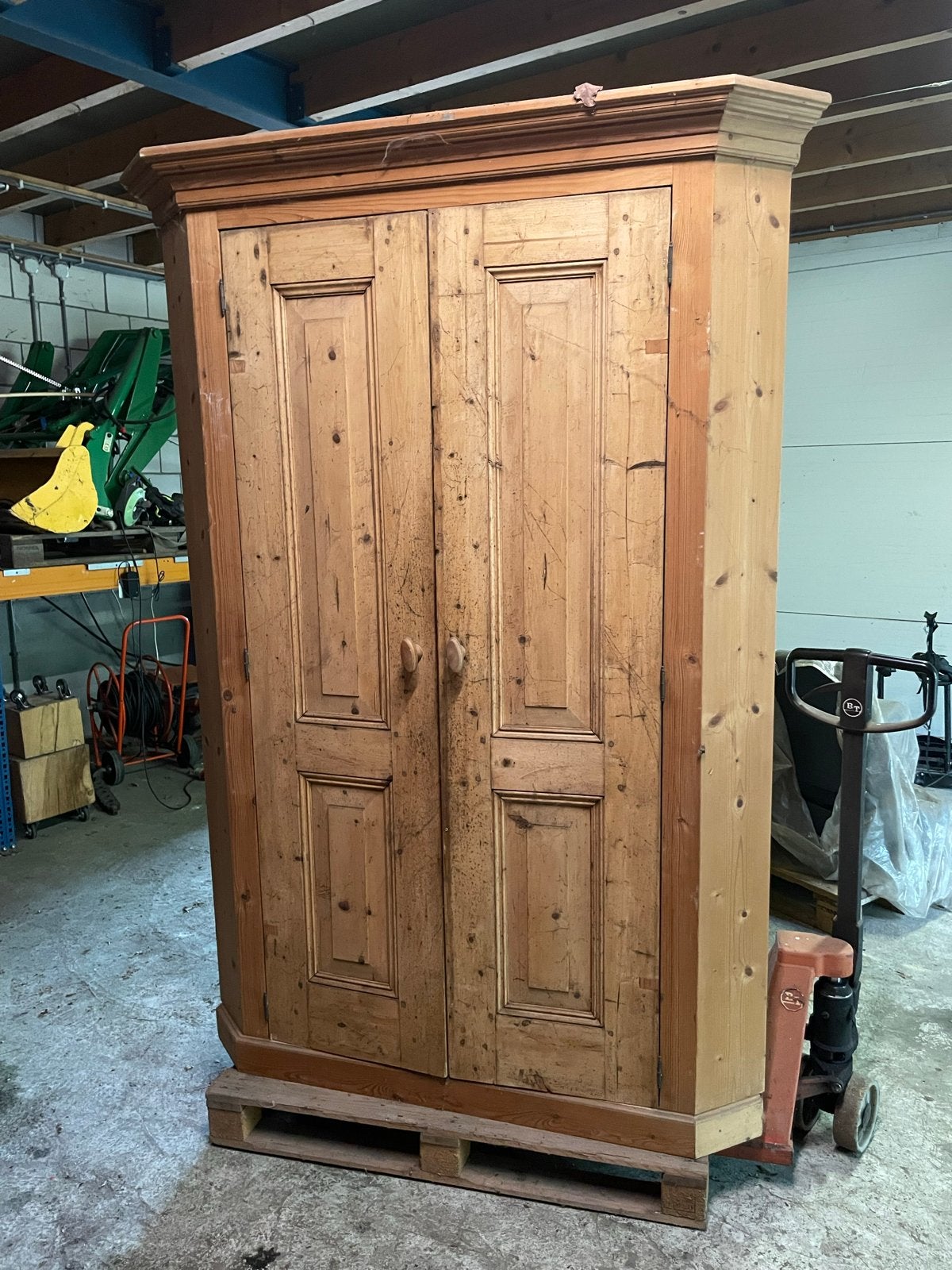 Houten hoekkast in mooie staat, Antiek en Kunst, Ophalen of Verzenden