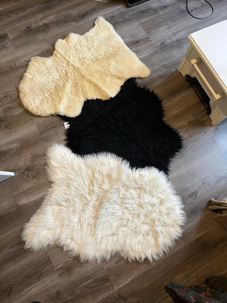 3 schapenvachten: wit, beige en zwart, Ophalen of Verzenden, Gebruikt