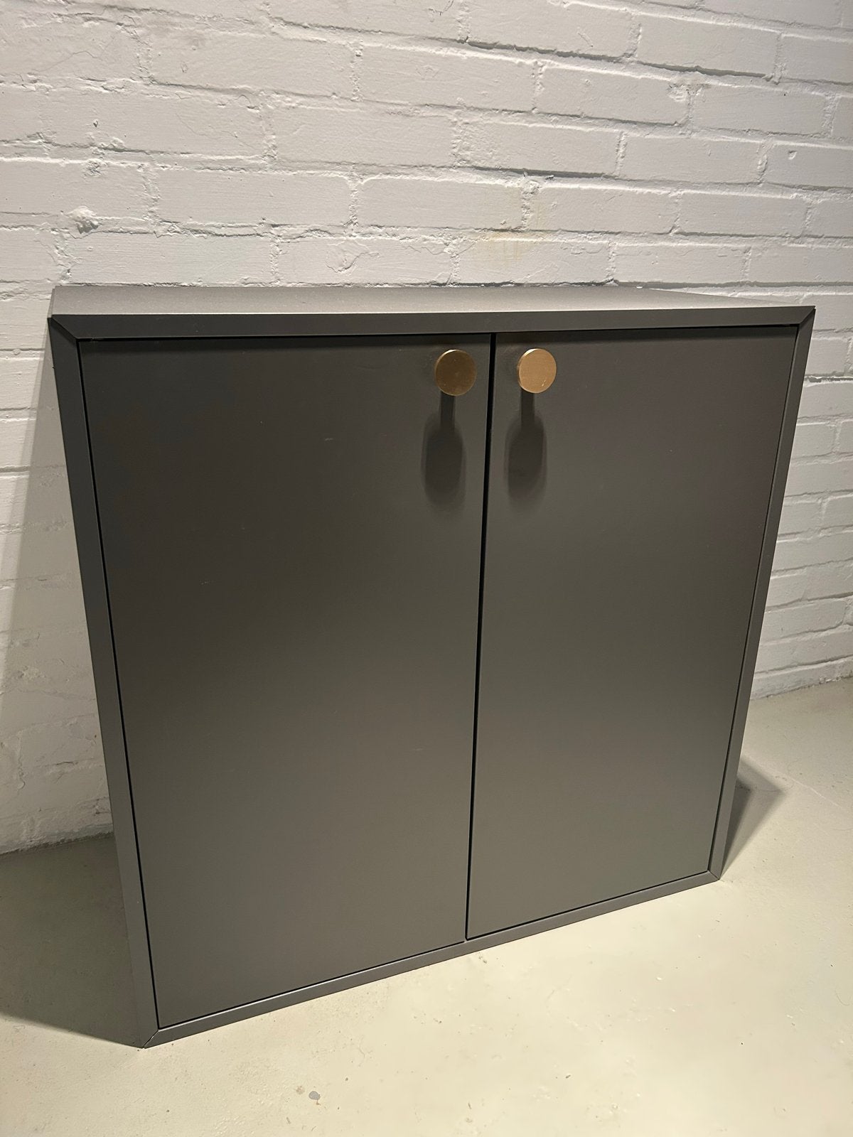 Donkergrijs wandkastje van Ikea met gouden knoppen, Ophalen, Gebruikt