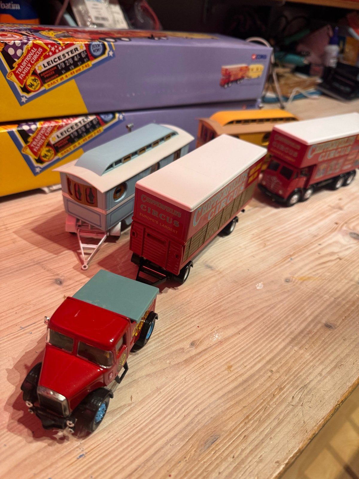 2 Complete Corgi Chipperfield Circus Sets met Doos, Ophalen of Verzenden, Zo goed als nieuw, Bus of Vrachtwagen