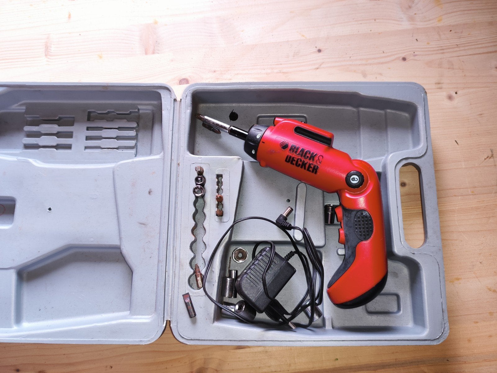 Black & Decker Schroefmachine met accessoires, Gebruikt, Variabele snelheid, Ophalen of Verzenden, Boor- en Schroefmachine