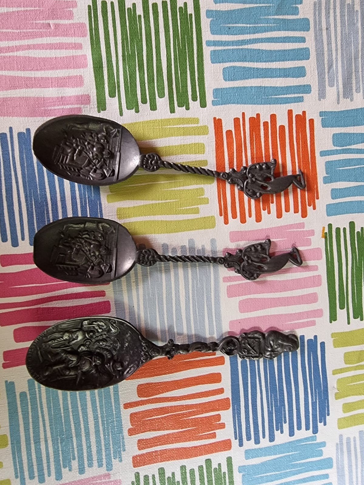 Set van 3 antieke tinnen lepels met reliëf, Antiek en Kunst, Ophalen of Verzenden