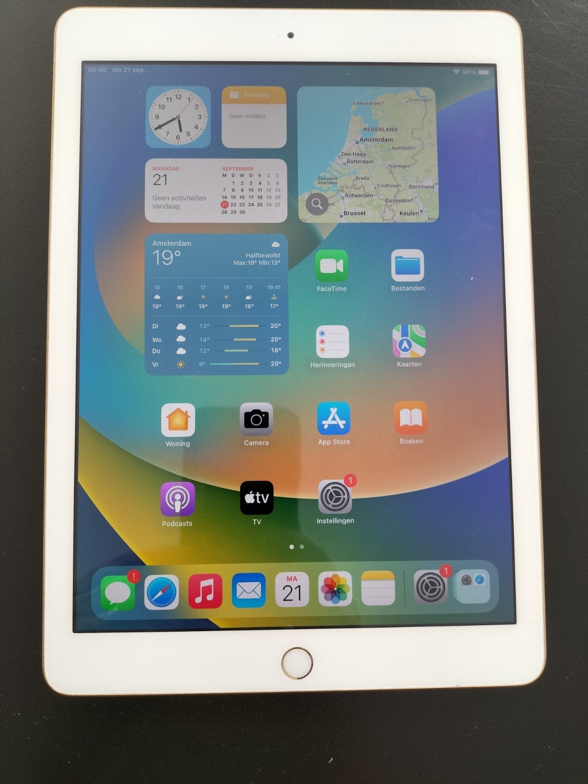 Apple iPad (5e generatie) 32GB Wi-Fi - Lichte krasjes, Computers en Software, 10 inch, Gebruikt, 32 GB, Apple iPad
