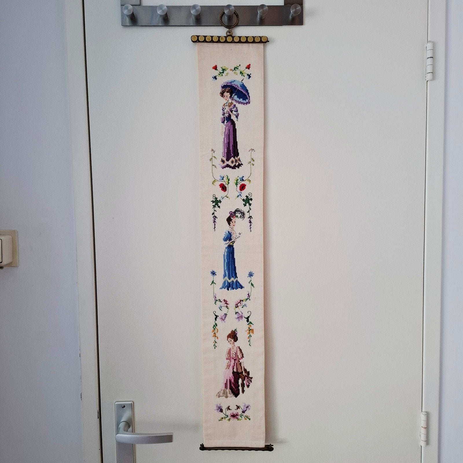 Geborduurd schellekoord met Victoriaanse damesfiguren, Ophalen of Verzenden