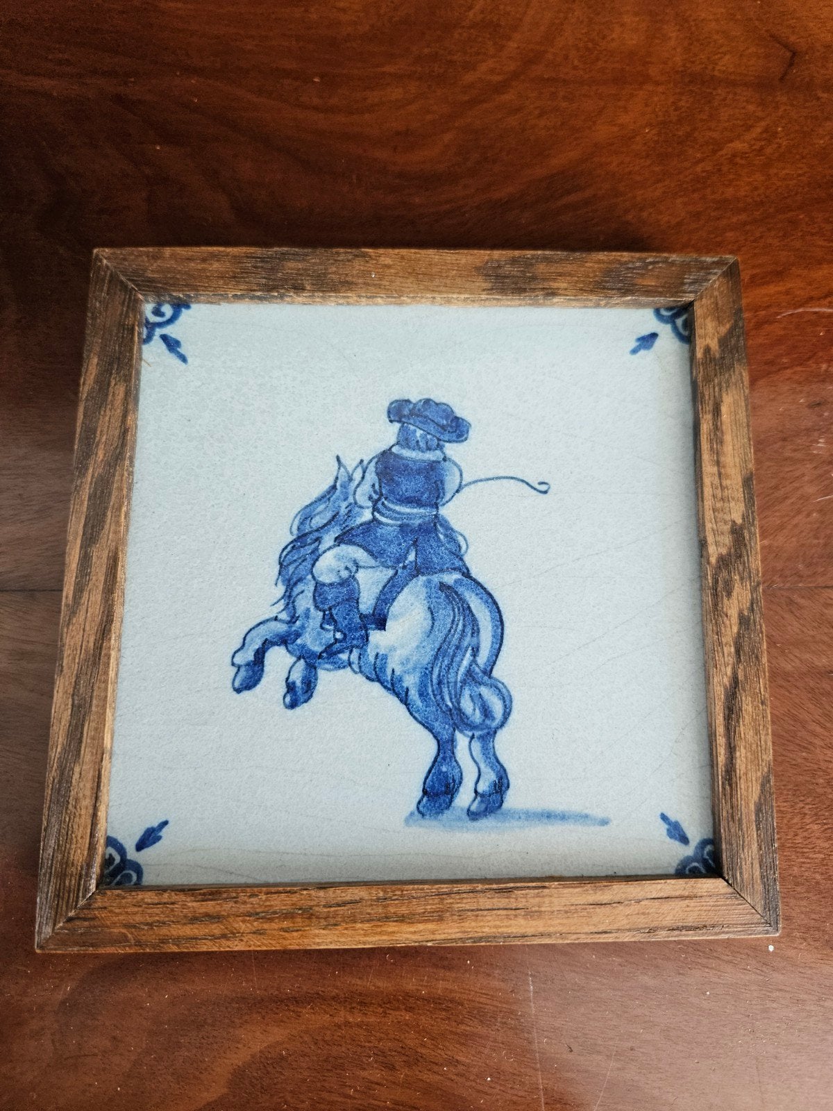 Delfts blauw tegeltableau met ruiter op steigerend paard, Ophalen of Verzenden