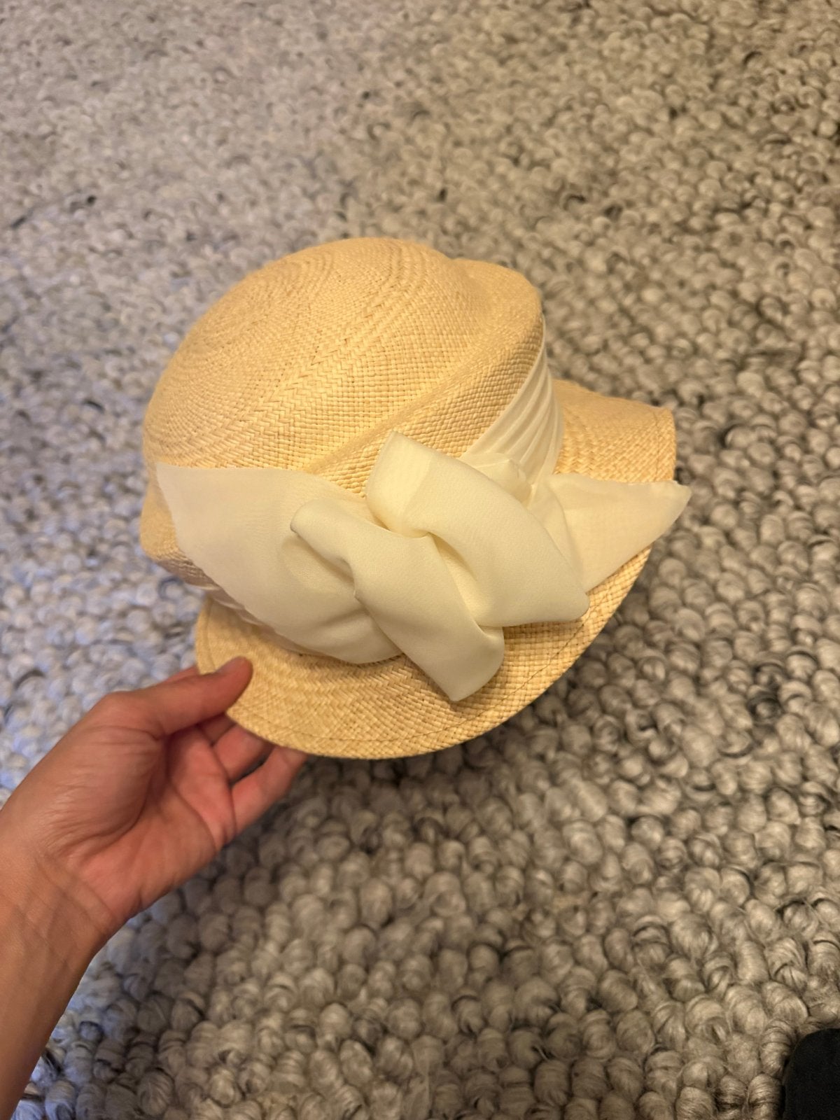 Stijlvolle Strohoed met Crèmekleurige Strik, Ophalen of Verzenden, Zo goed als nieuw, One size fits all, Hoed