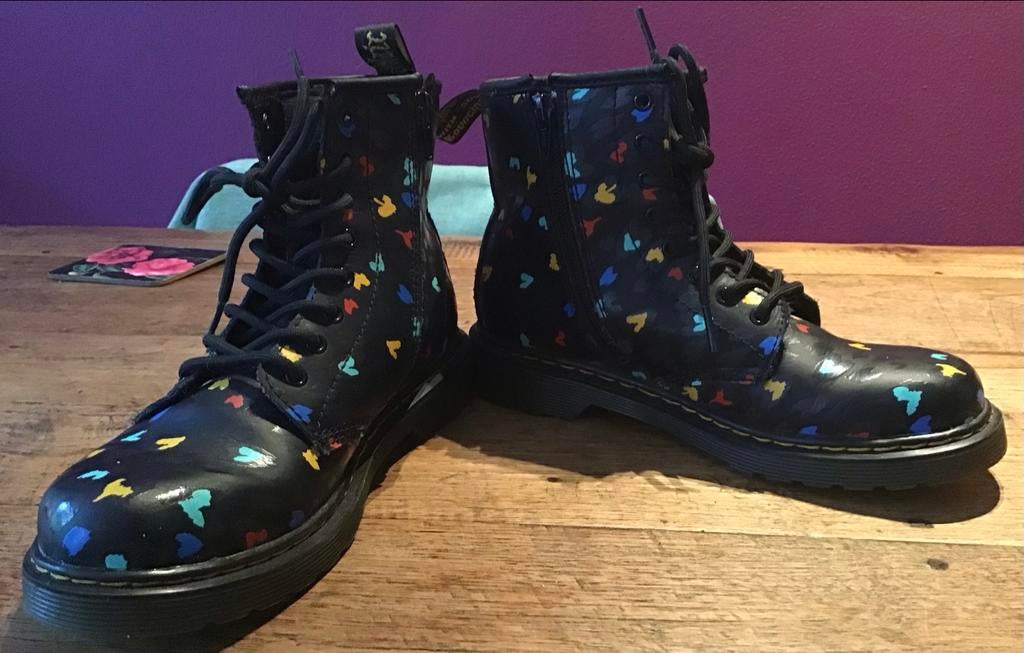 Dr. Martens laarzen met kleurrijke hartjesprint, Kleding | Dames, Zwart, Lage of Enkellaarzen, Ophalen of Verzenden, Zo goed als nieuw