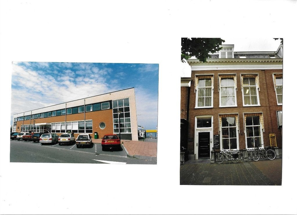 harlingen  fietsen en auto's v. stadskantoor oud en nieuw, Verzenden, 1980 tot heden, Foto, Zo goed als nieuw