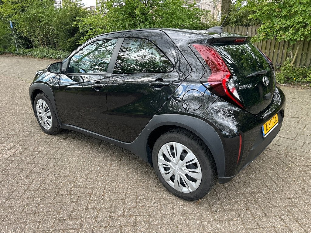 Toyota Aygo X 1.0 VVT-i MT Play, Auto's, Gebruikt, 920 kg, 4 stoelen, Zwart