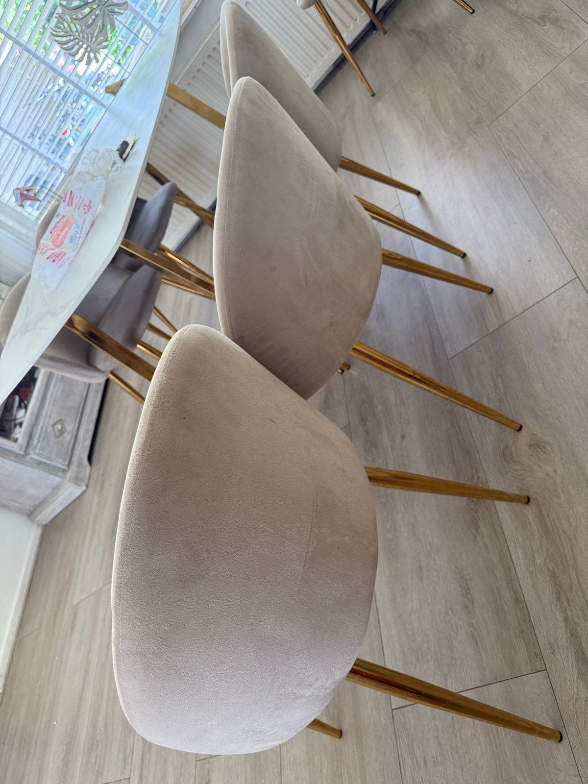 Set van 6 beige eetkamerstoelen met gouden poten, Gebruikt, Overige kleuren, Ophalen of Verzenden, Metaal