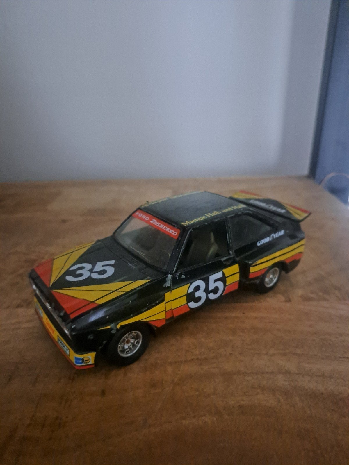 Burago model ford escort rs 1800 1:25, Gebruikt, Auto, Ophalen of Verzenden, N.b