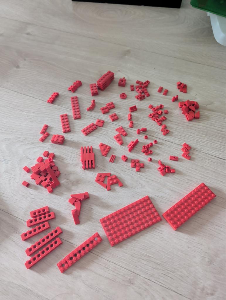 rode Lego-bouwstenen, Ophalen