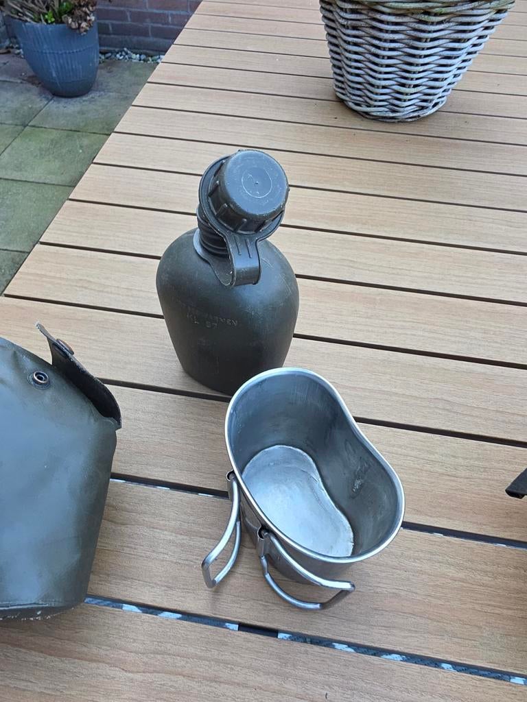 Nederlandse legerhelm en veldfles., Verzamelen, Militaria | Algemeen, Ophalen of Verzenden, Landmacht, Nederland