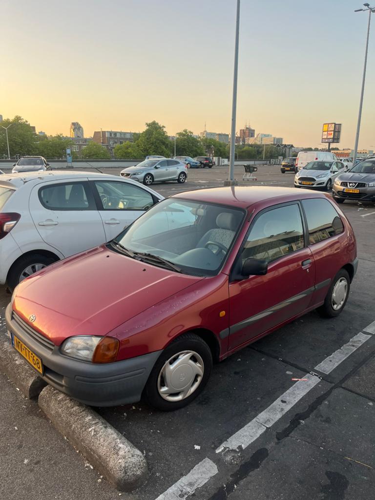 Toyota Starlet 1.3 16V AUT 1996 Rood, Auto's, Toyota, Automaat, 4 cilinders, Starlet, 400 kg