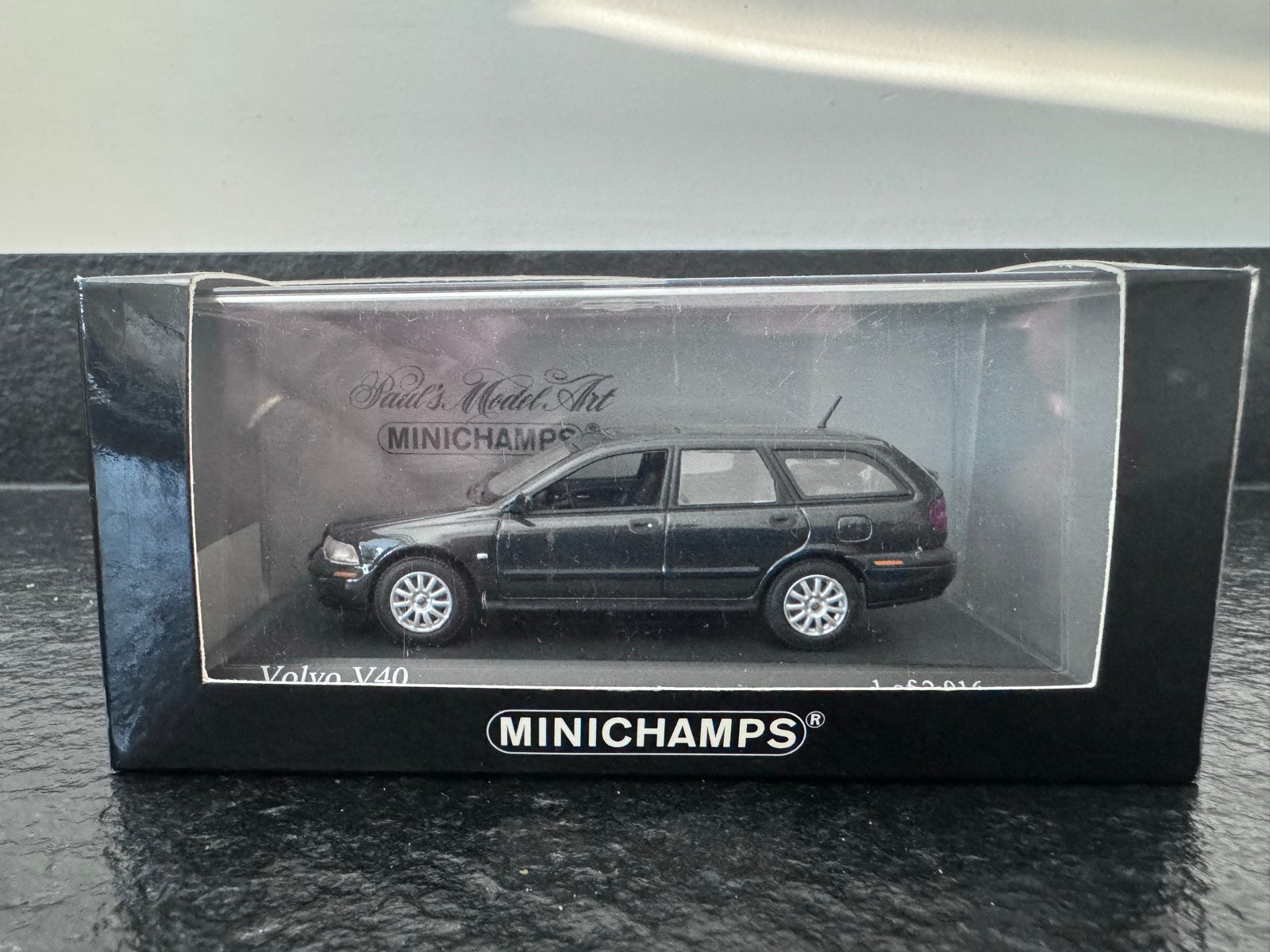 Minichamps Volvo V40 1996 Zwart Metallic, Hobby en Vrije tijd, Modelauto's | 1:43, Ophalen of Verzenden, Zo goed als nieuw, Auto