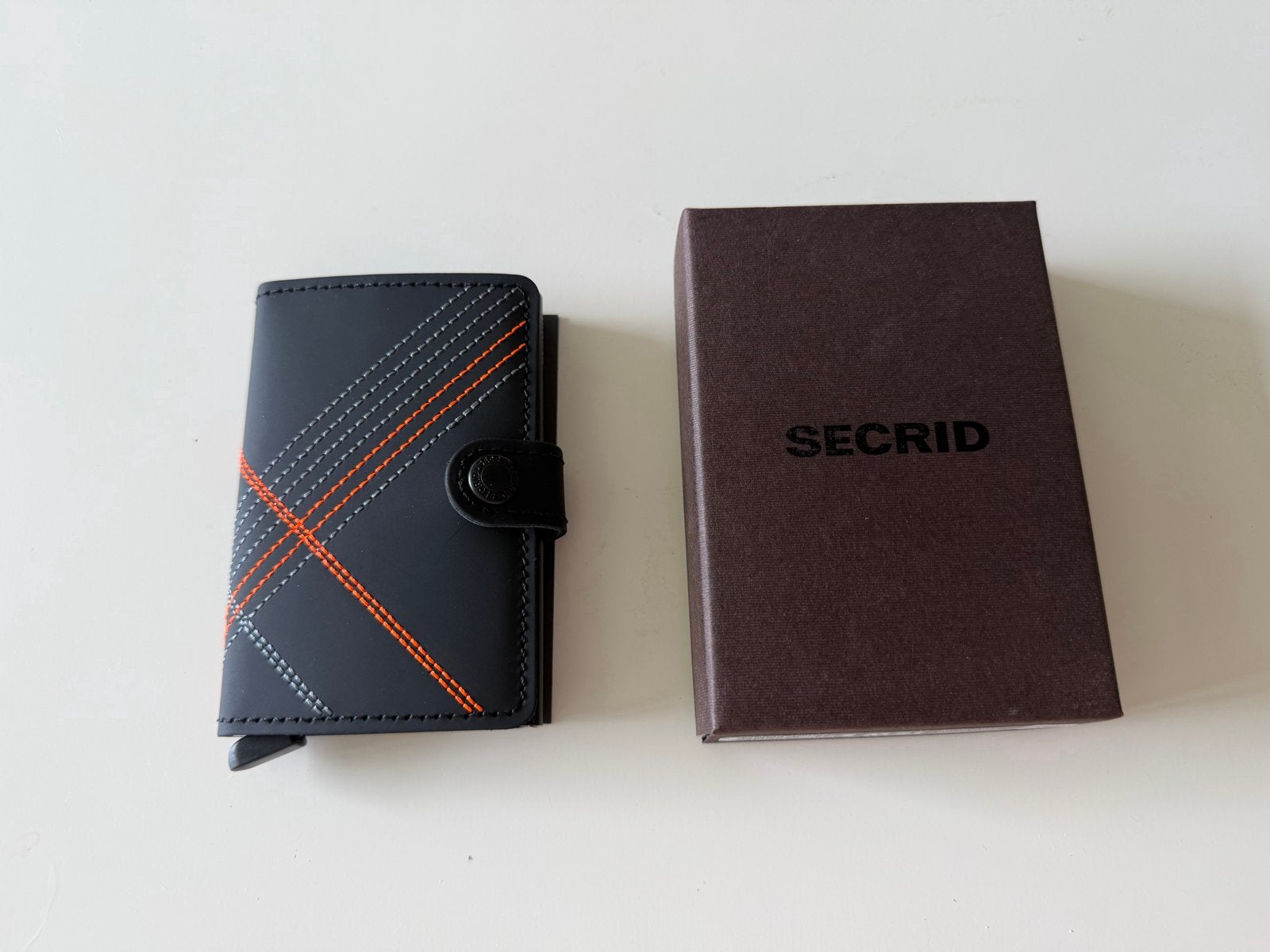 Secrid Miniwallet met oranje en witte stiksels, Overige merken, Zwart, Ophalen of Verzenden, Zo goed als nieuw