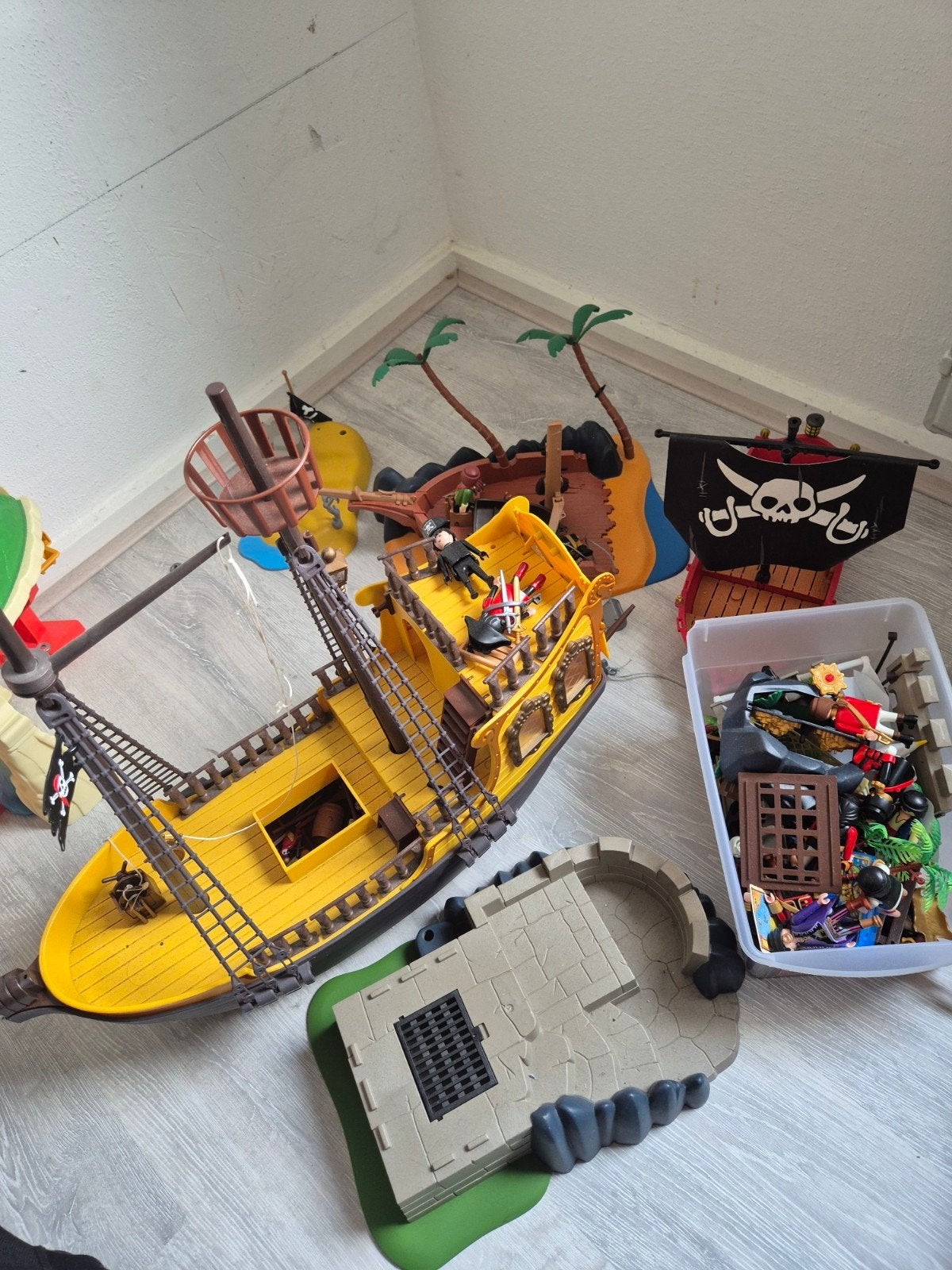 Grote Playmobil piratenset met boot, eiland en extra's, Ophalen of Verzenden, Zo goed als nieuw, Jongen of Meisje