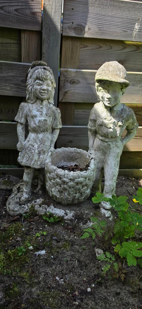 Betonnen tuinbeeld: hans en grietje  met mand (55x45cm), Ophalen of Verzenden, Gebruikt, Beton, Mensenbeeld