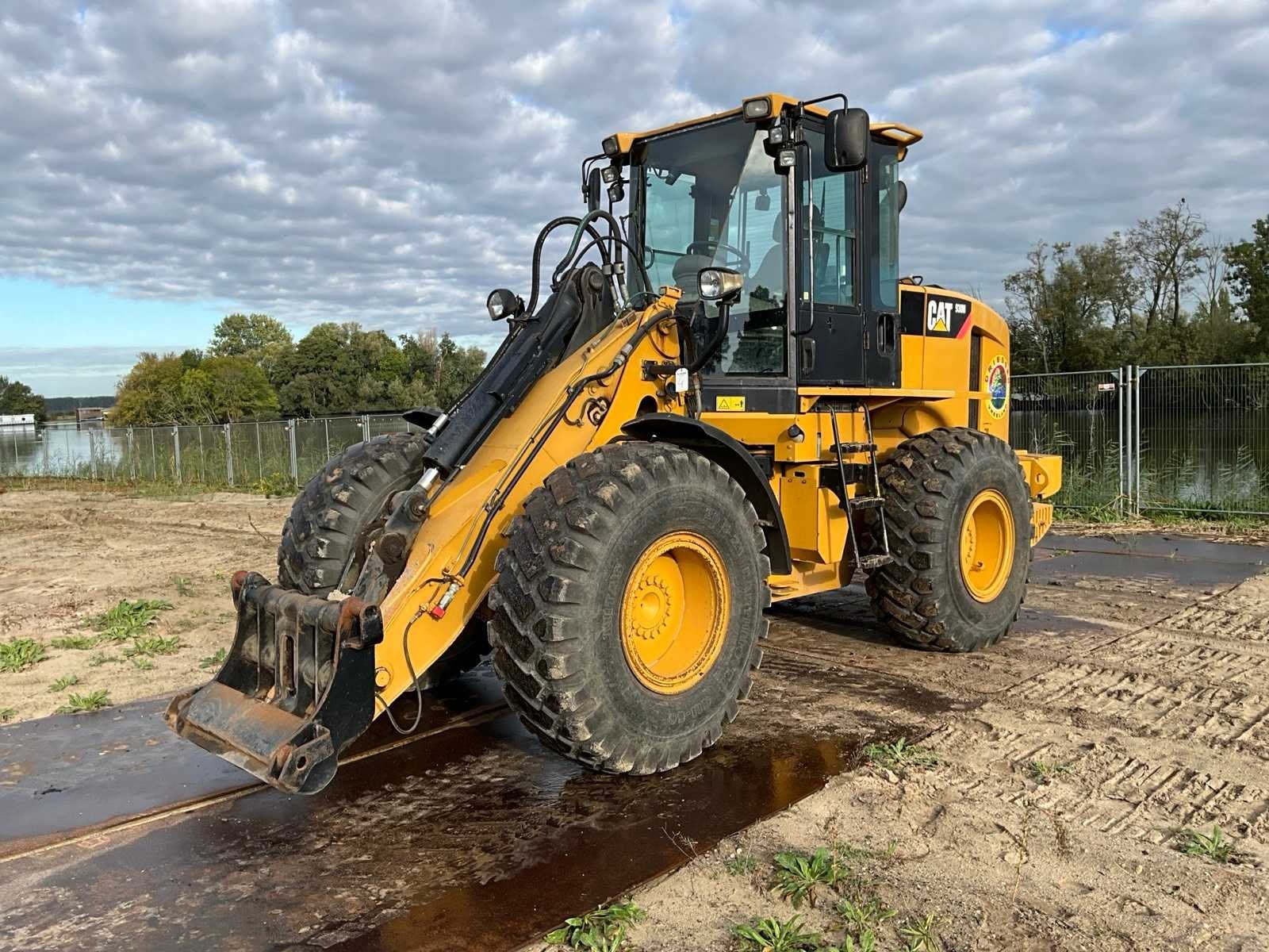 2010 Caterpillar 930H Shovel, Wiellader of Shovel