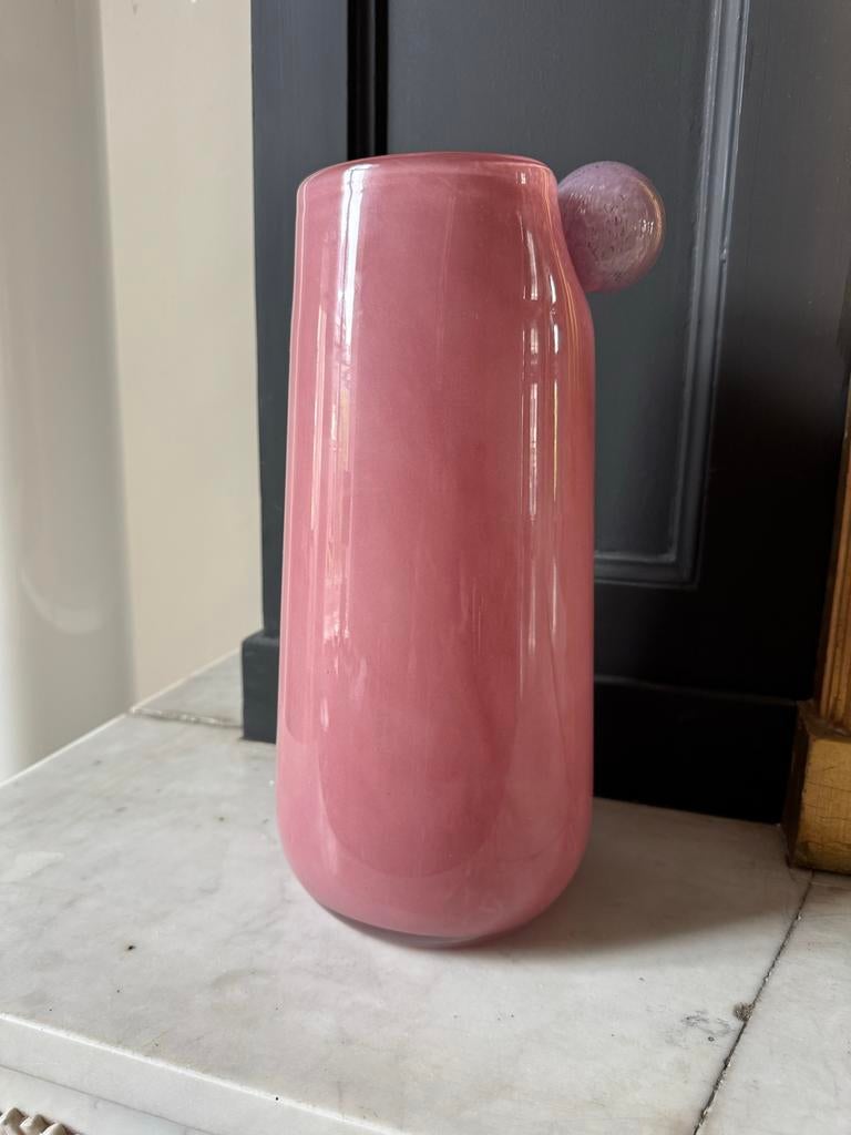 Loods 5 - Roze glazen vaas met decoratieve bol - 32 cm hoog, Huis en Inrichting, Woonaccessoires | Vazen, Overige kleuren, Ophalen of Verzenden