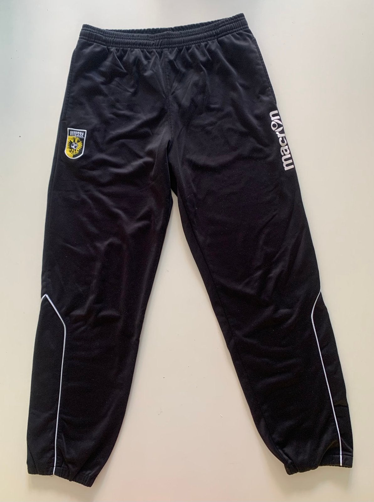 Vitesse trainingsbroek maat XS Macron, Kleding | Heren, Ophalen of Verzenden, Zo goed als nieuw, Maat 46 (S) of kleiner, Zwart