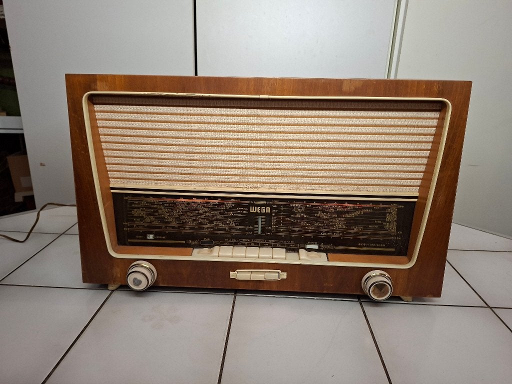 Prachtige vintage WEGA buizenradio – type 312, Ophalen