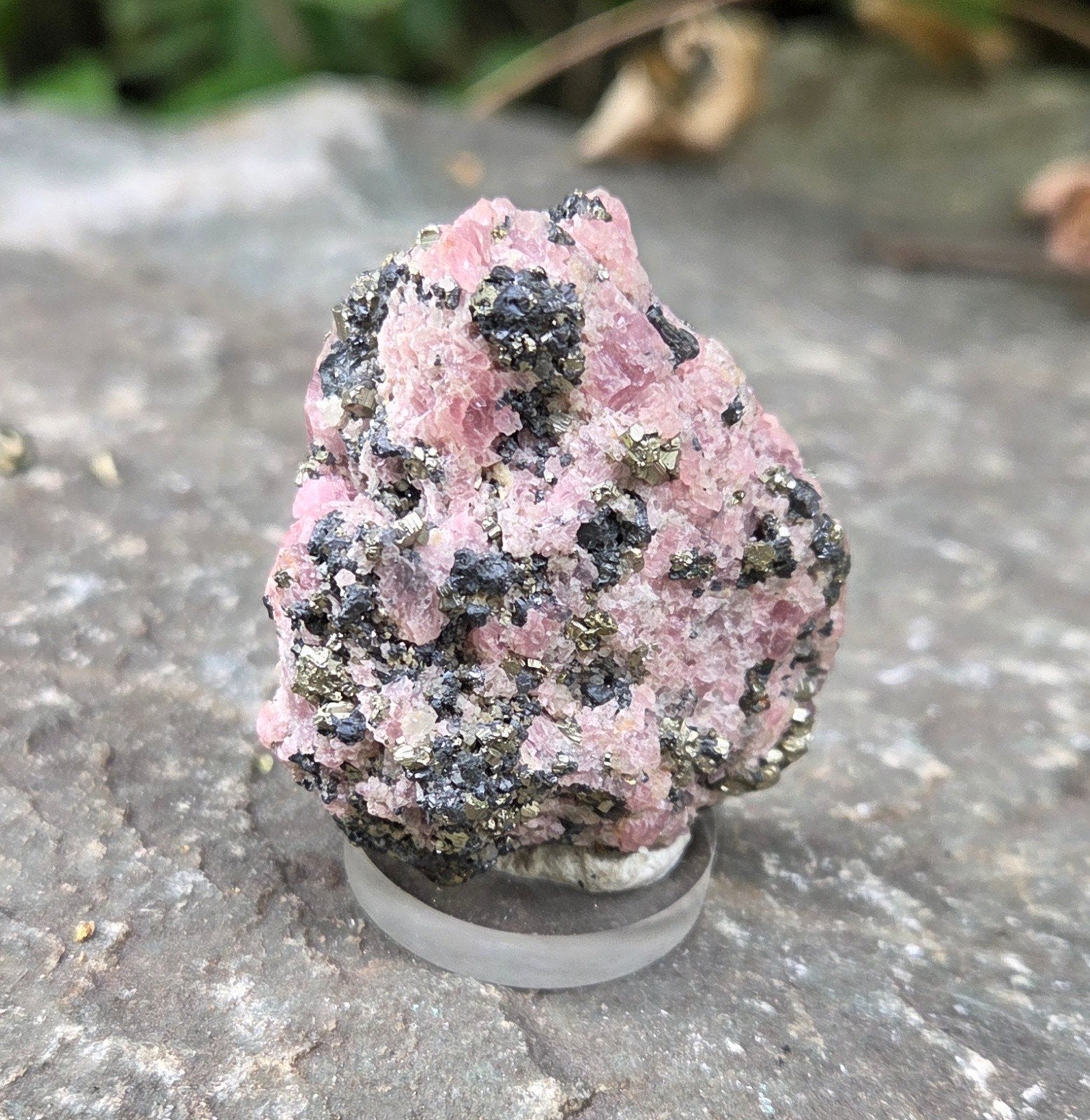 Rhodochrosiet met Sphaleriet Pyriet en bergkristal, Ophalen of Verzenden