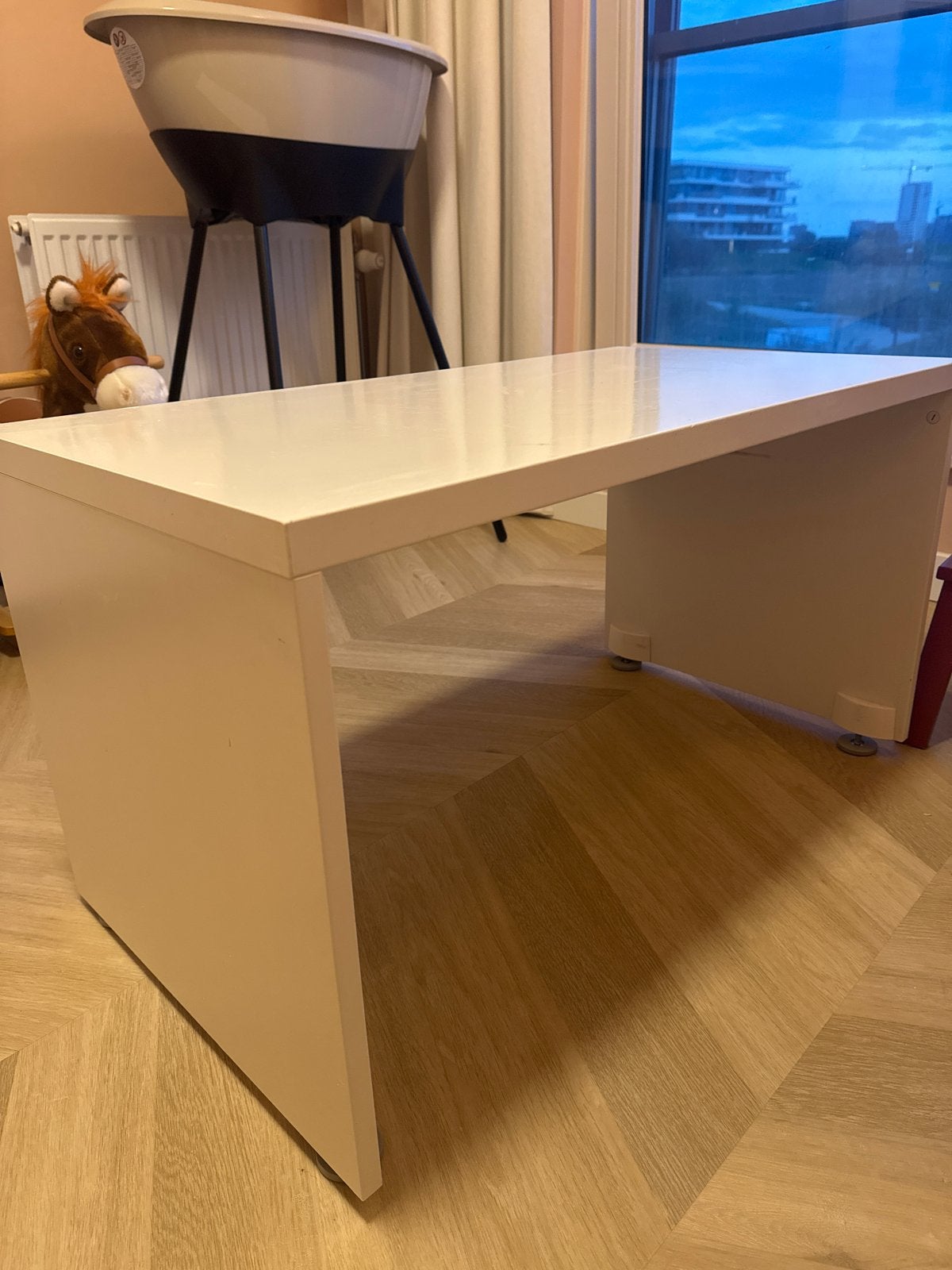 Smastad | bureautje | wit | 90x50x48, Ophalen, Kunststof, Gebruikt, Tot twee personen