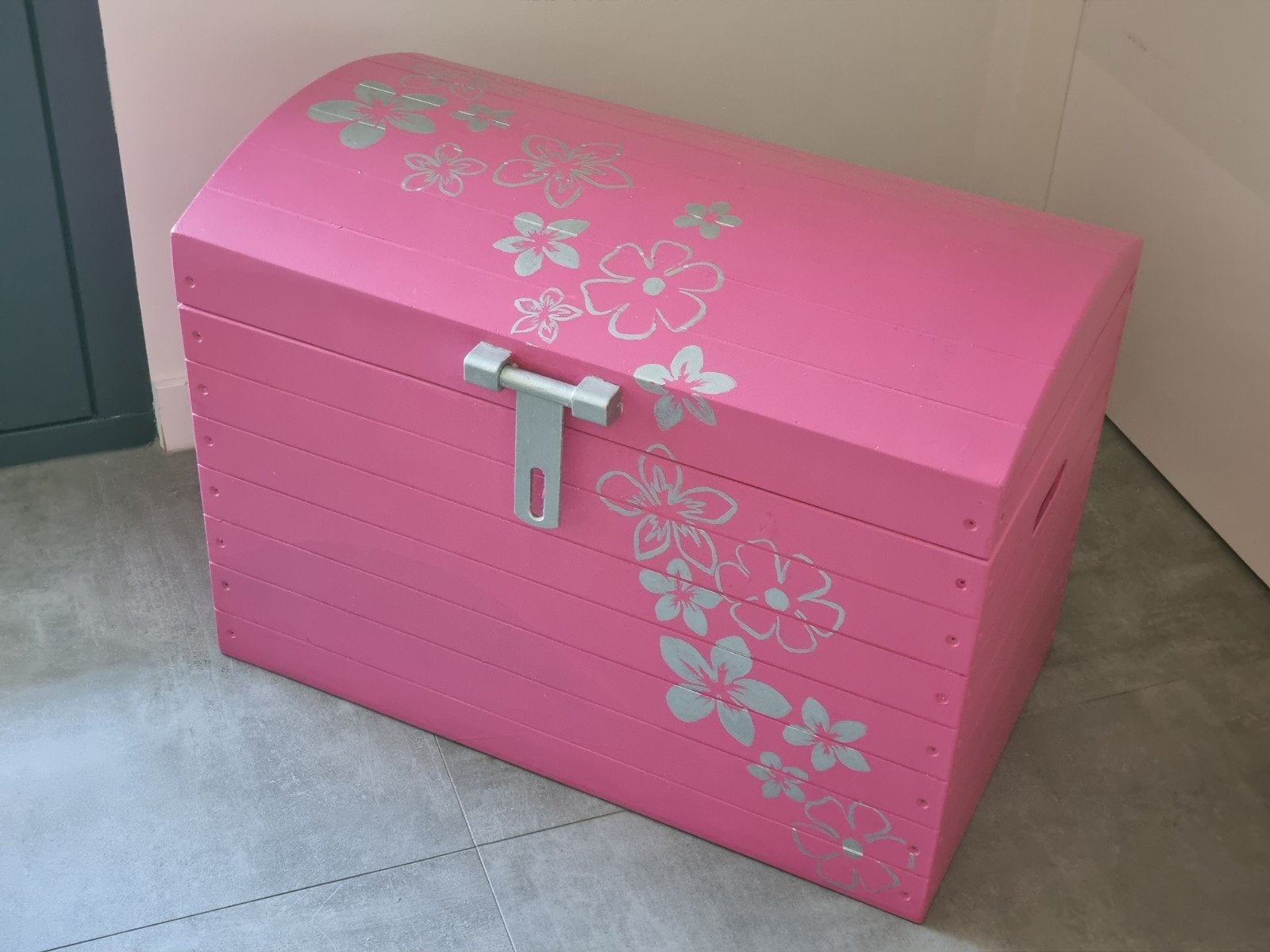 Roze speelgoedkist met bloemmotief, Ophalen, Minder dan 50 cm, Gebruikt, 50 tot 100 cm