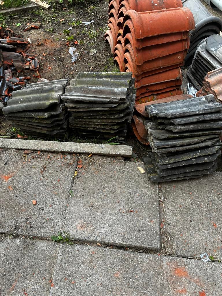 70 Zwarte geribbelde oude dakpannen, Ophalen, Gebruikt, Steen of Klei, Zwart
