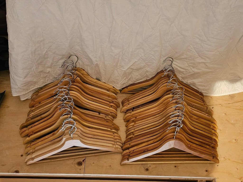 Houten kleerhangers 60 stuks, Ophalen, Zo goed als nieuw, Hout