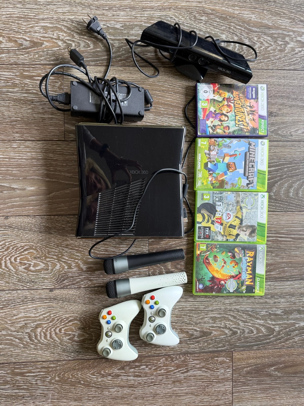 Xbox 360 met Kinect, 2 controllers, 2 microfoons en 4 games, Gebruikt, Overige genres, Eén computer, Ophalen of Verzenden