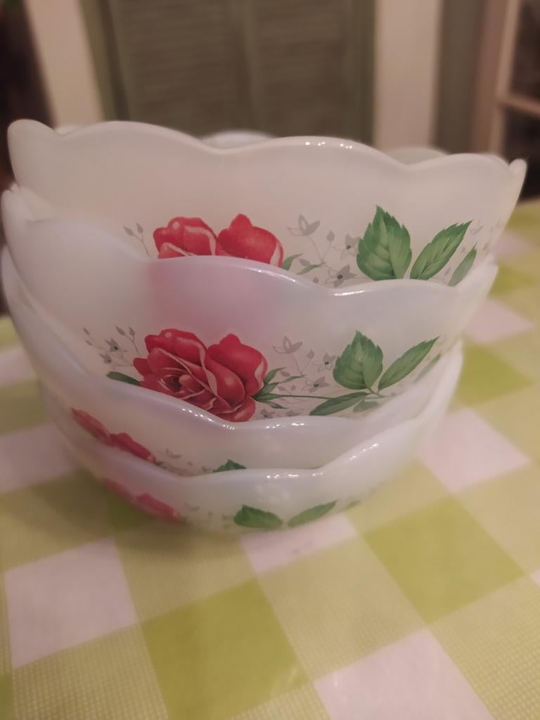 Vintage arcoroc vier schaaltjes met roosjes, Ophalen of Verzenden