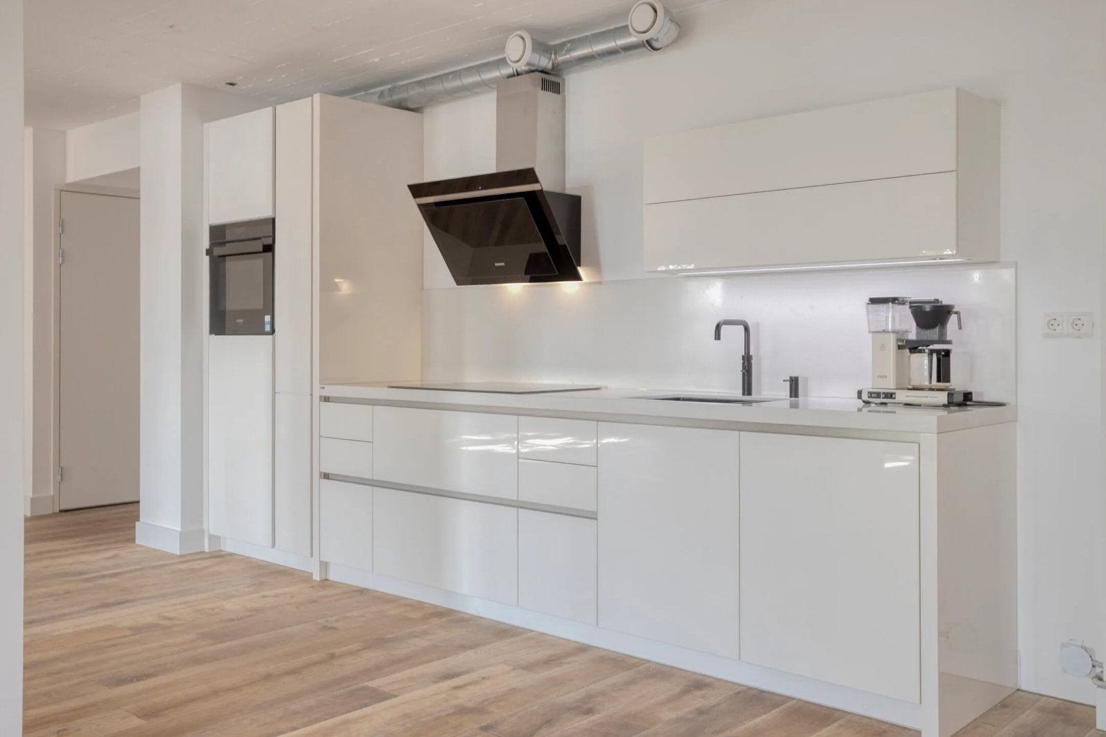Fraaie witte hoogglans keuken met luxe Siemens apparatuur, Ophalen, Nieuw, Wit, Composiet