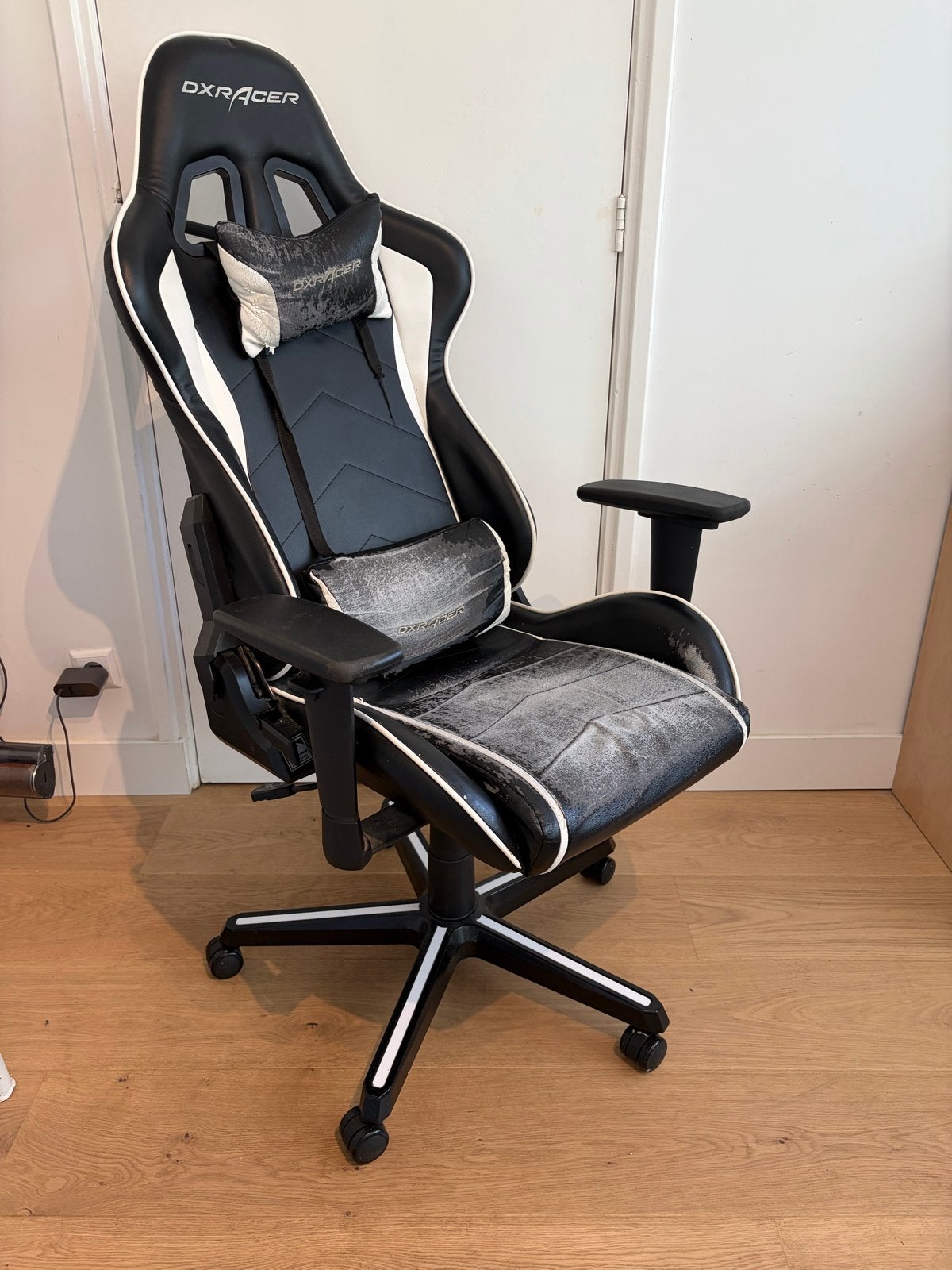 DXRacer Gaming Bureaustoel - Zwart/Wit (Gebruikt), Huis en Inrichting, Bureaustoelen, Ophalen, Gebruikt, Zwart, Gaming bureaustoel