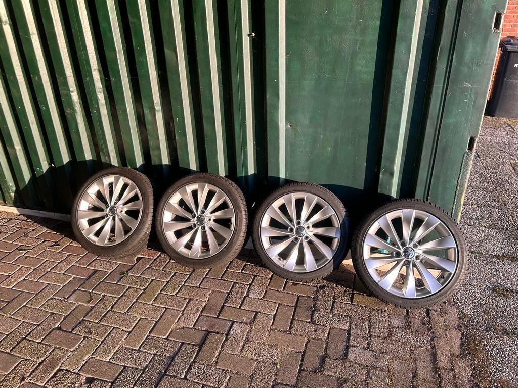 Volkswagen velgen 235/40 R18, Auto-onderdelen, Banden en Velgen, Ophalen, 18 inch, Gebruikt, Banden en Velgen