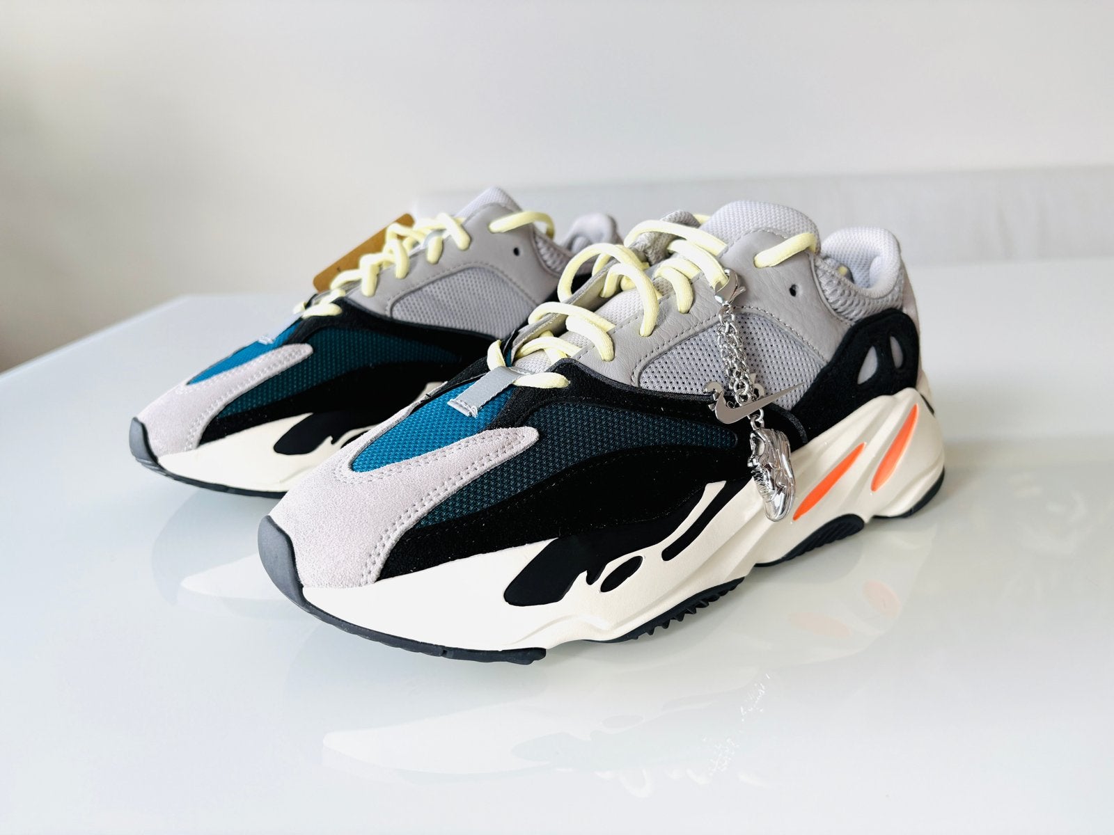 Adidas x Yeezy Boost 700 Wave Runner | 42 2/3, Ophalen, Nieuw, Overige kleuren, Sneakers of Gympen