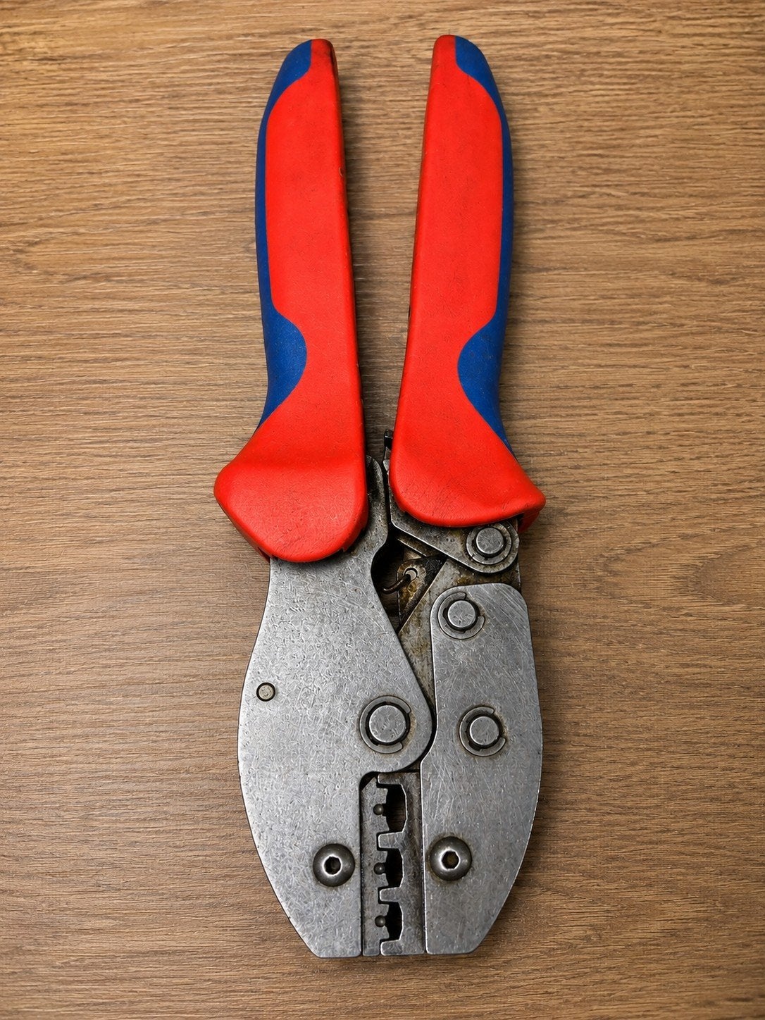 Krimptang met rode en blauwe handvatten, Ophalen of Verzenden, Gebruikt, Tang