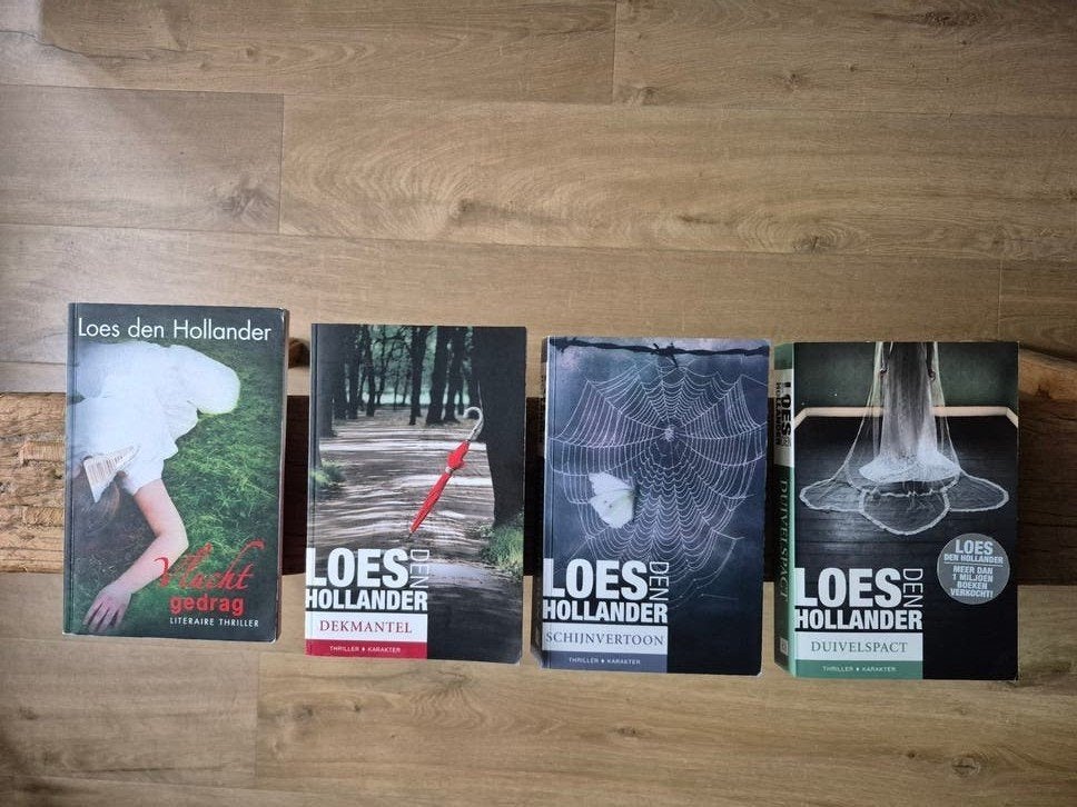 4 LiteraireThrillers Loes de Hollander, Ophalen of Verzenden, Gelezen, Loes den Hollander
