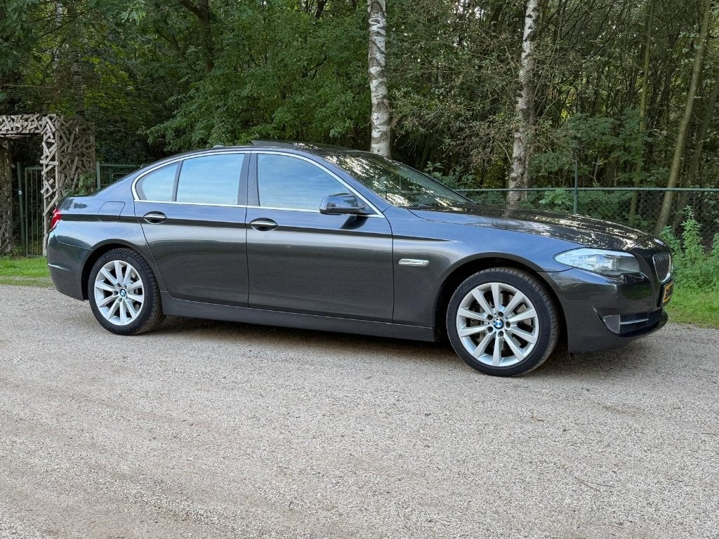 BMW 5-Serie 3.0 I 528 AUT 2010 Grijs High Executive, Euro 5, Achterwielaandrijving, Zwart, 2996 cc