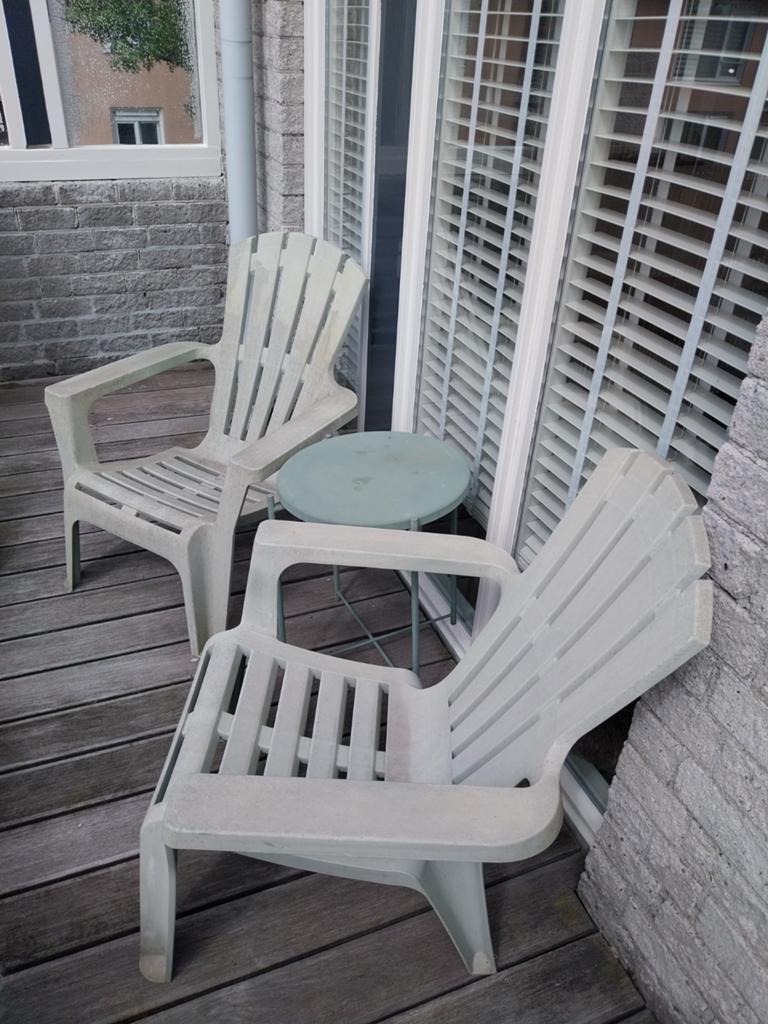 2 stoelen en tafeltje lichtgroen, Ophalen, Gebruikt, Kunststof
