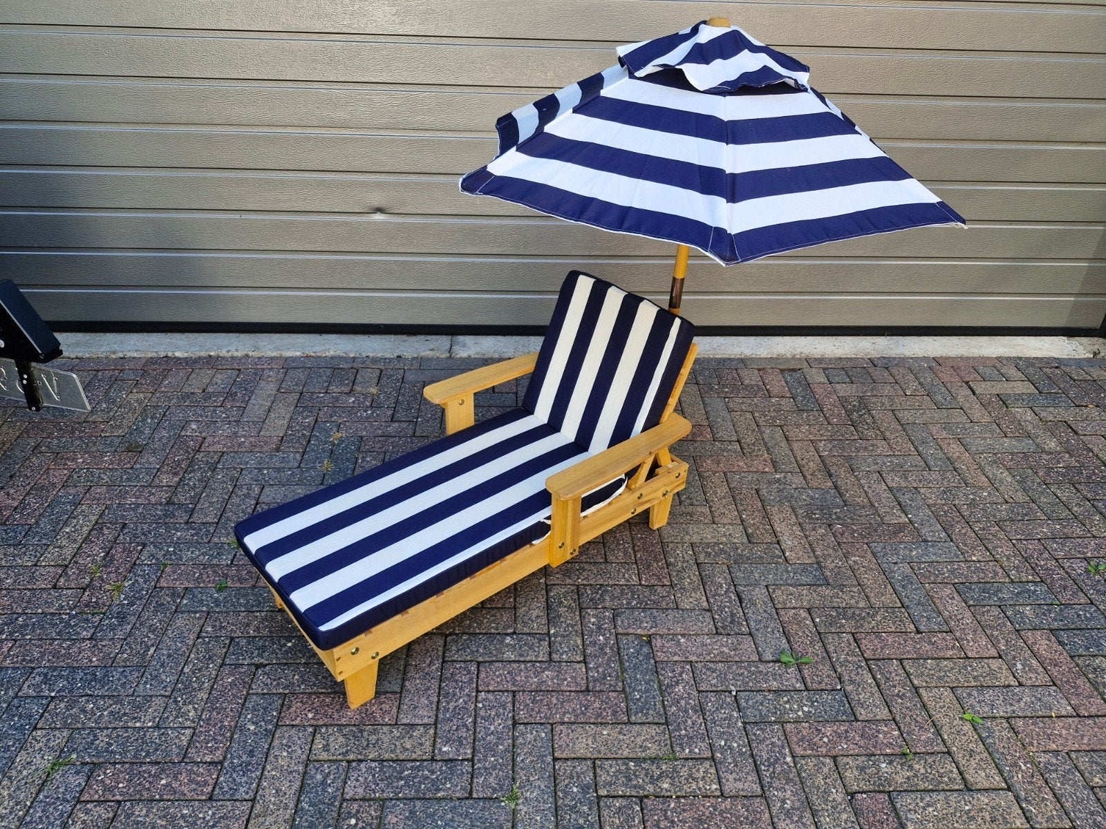 Ligstoel met kussen samen met picknicktafel en parasol, Ophalen, Zo goed als nieuw, Hout, Inklapbaar